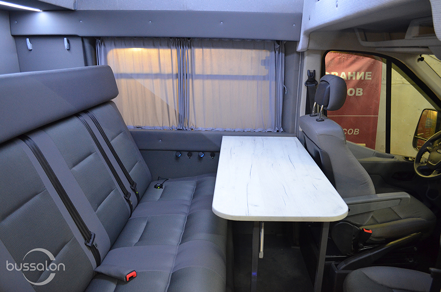 Съёмный столик в микроавтобус